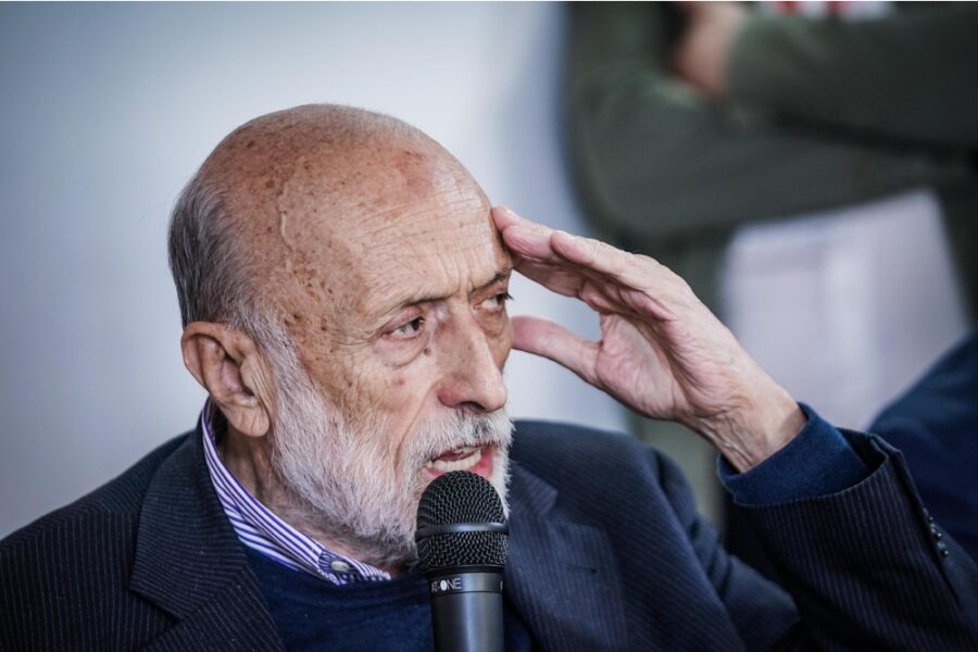 Il sindaco: "Il suo pensiero continuerà a vivere oltre i confini della città"