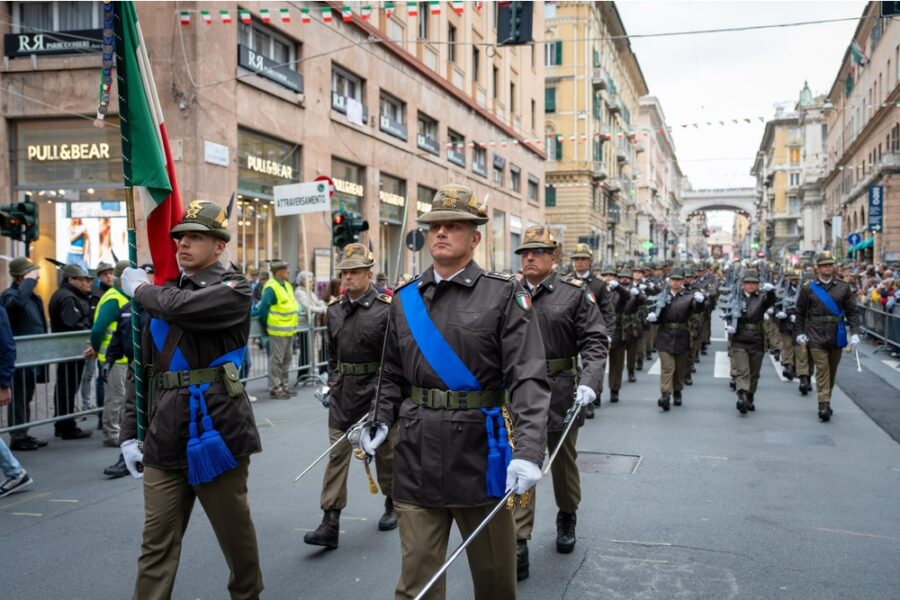 A seguire la Bandiera di Guerra del 2/o Reggimento