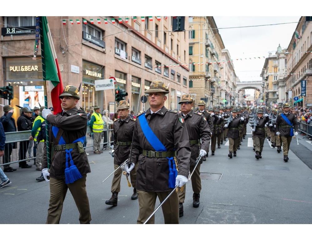 Adunata degli alpini, la grande sfilata aperta dalla Brigata Taurinense