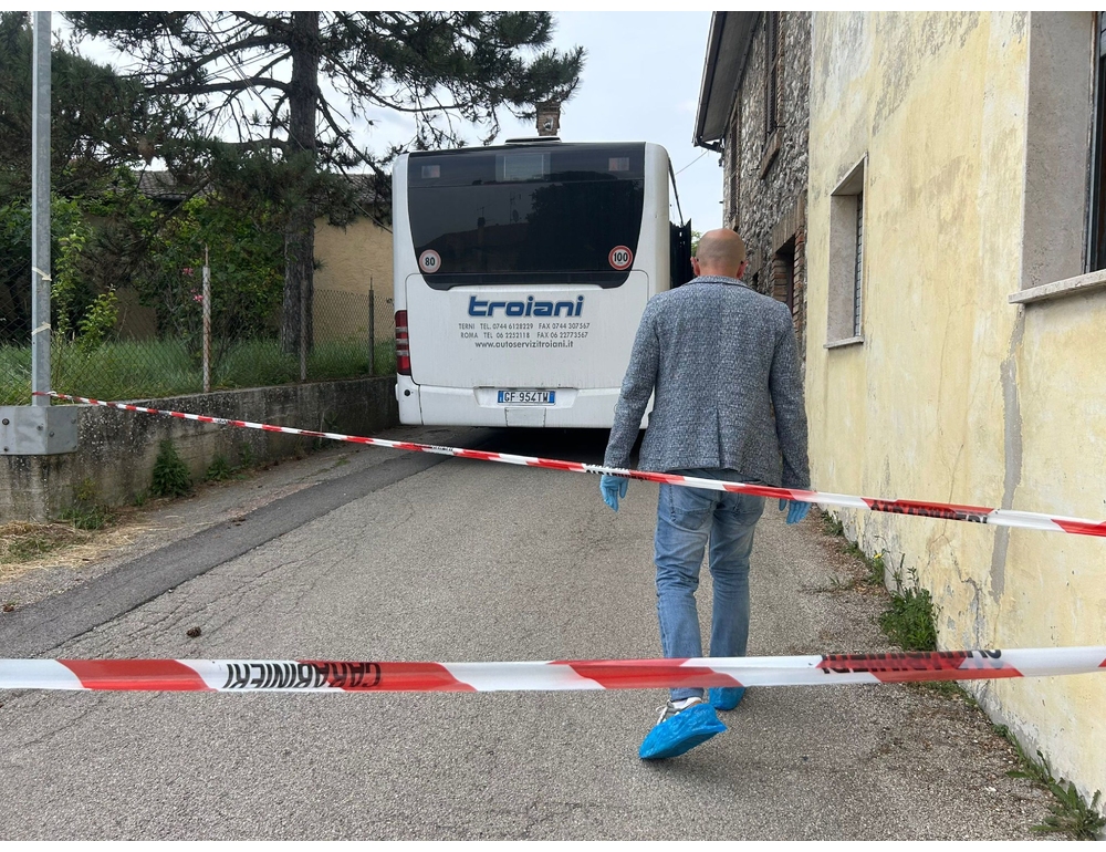 Aggredita a martellate su un bus, proseguono le ricerche del marito