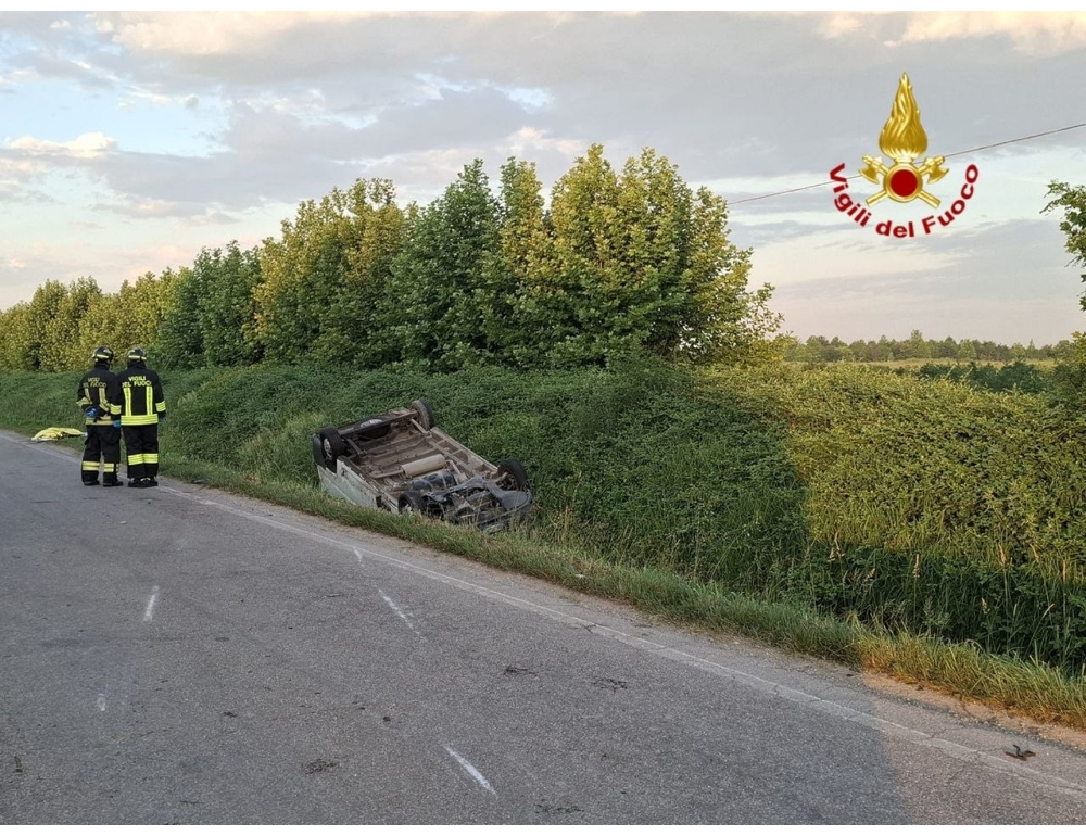 Al lavoro in due su una bici, giovani morti investiti