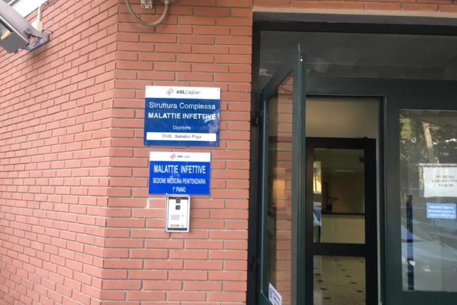 Avviati protocolli per prelevarlo da casa con sanitari dotati di tute asettiche e maschere