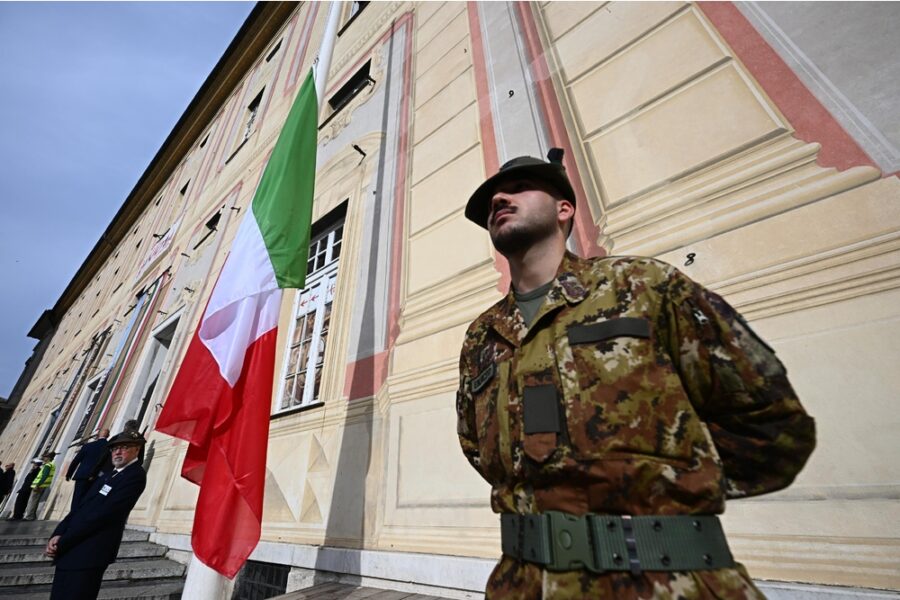 A Genova 90mila penne nere sfilano prima del passaggio della stecca con Brescia