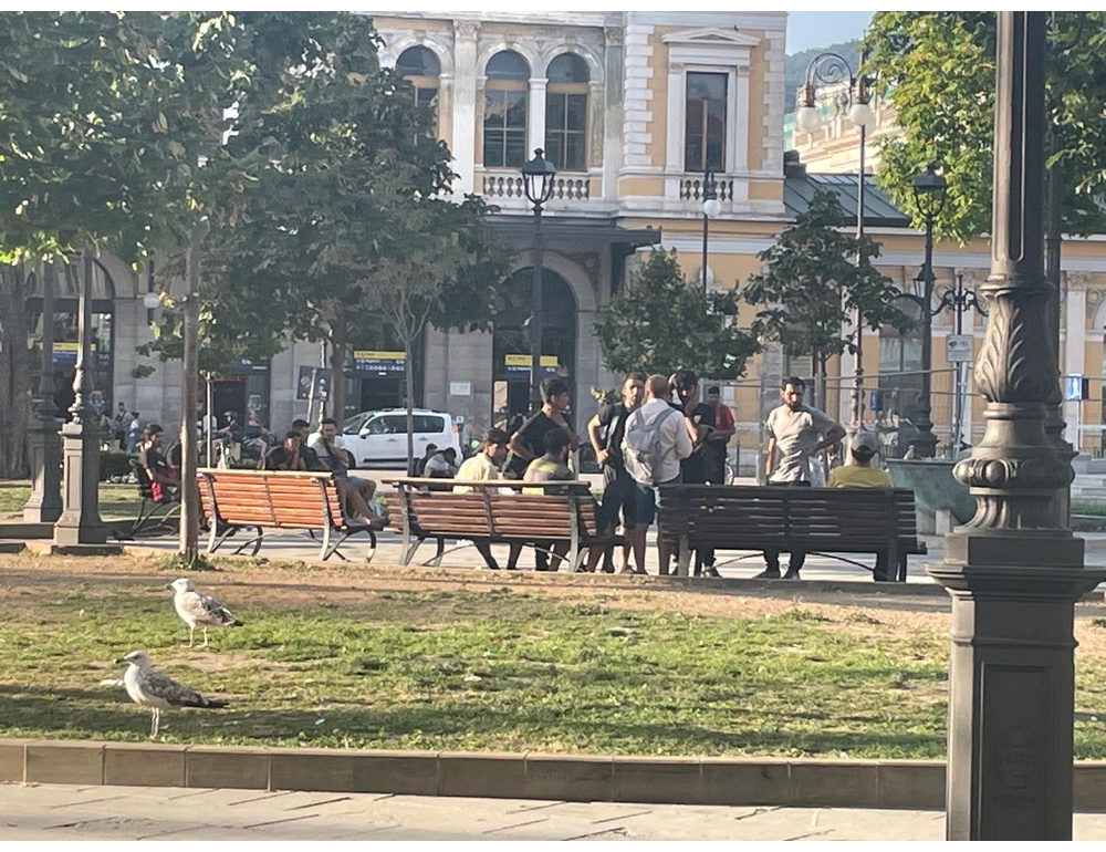 Alunni danno i pasti ai migranti a Trieste, è polemica