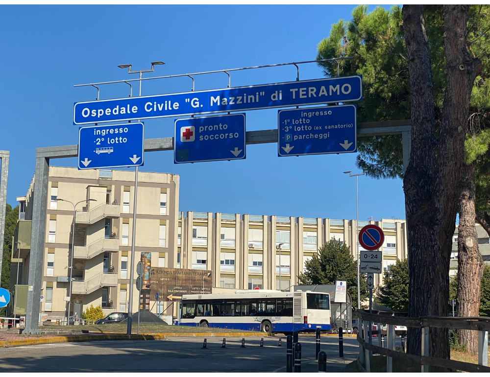 Anziane travolte davanti al supermercato, una muore l’altra è grave