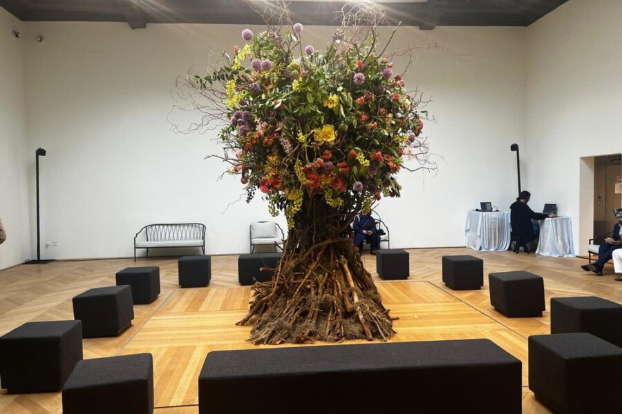 Al piano superiore il grande albero dell'evento "The Tree is Rooted in the Sky"