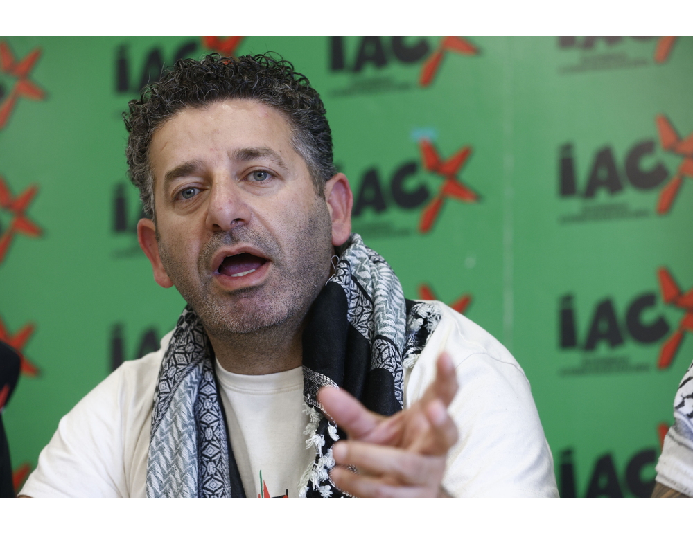 Applausi per Saif Abu Keshek al corteo pro Palestina a Milano