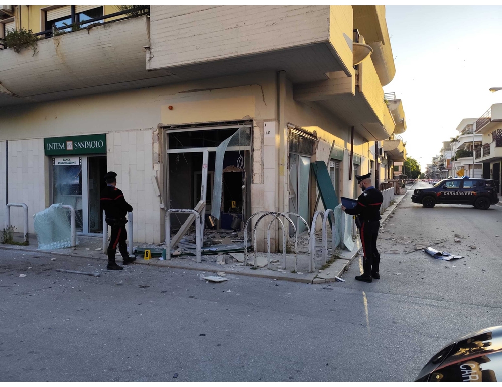 Assalto a bancomat nel Foggiano, esplosi tre Atm e vetri infranti