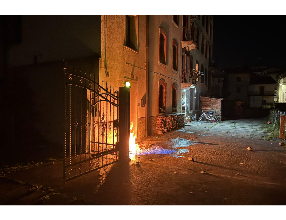 Attentato a cronista, minacce anche a Meloni e don Patriciello