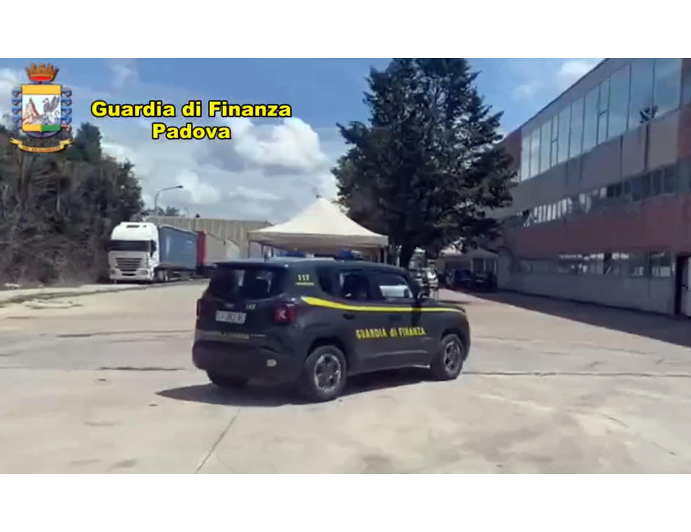 Autobotti manomesse per sottrarre Gpl ai clienti, cinque sequestri
