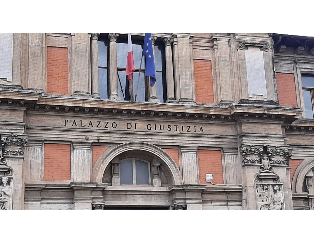 Bimbi tirati per i capelli o bloccati sui banchi, maestra a processo