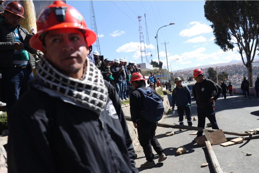 Esplosioni e barricate nel centro
