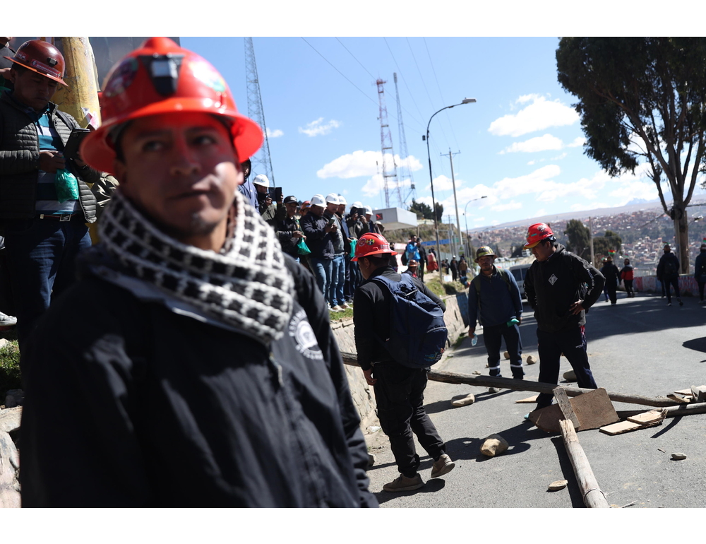 Bolivia, scontri a La Paz: i minatori chiedono le dimissioni del presidente Paz