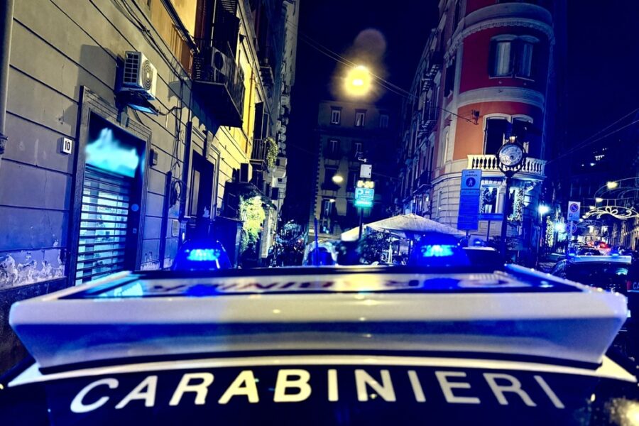 Colpita alla testa con uno smartphone. Insaguinata scappa e incontra i carabinieri