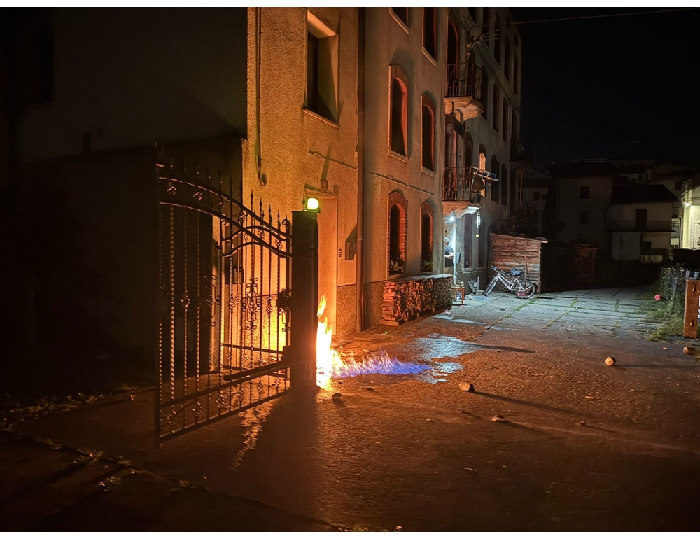 Bottiglie incendiarie contro abitazione di un cronista nel Vicentino