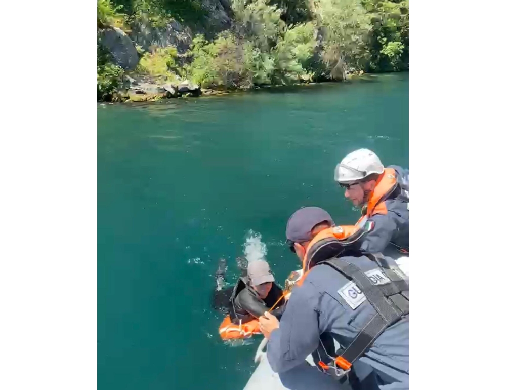 Catamarano ribaltato e barca incagliata, doppio salvataggio sul Garda