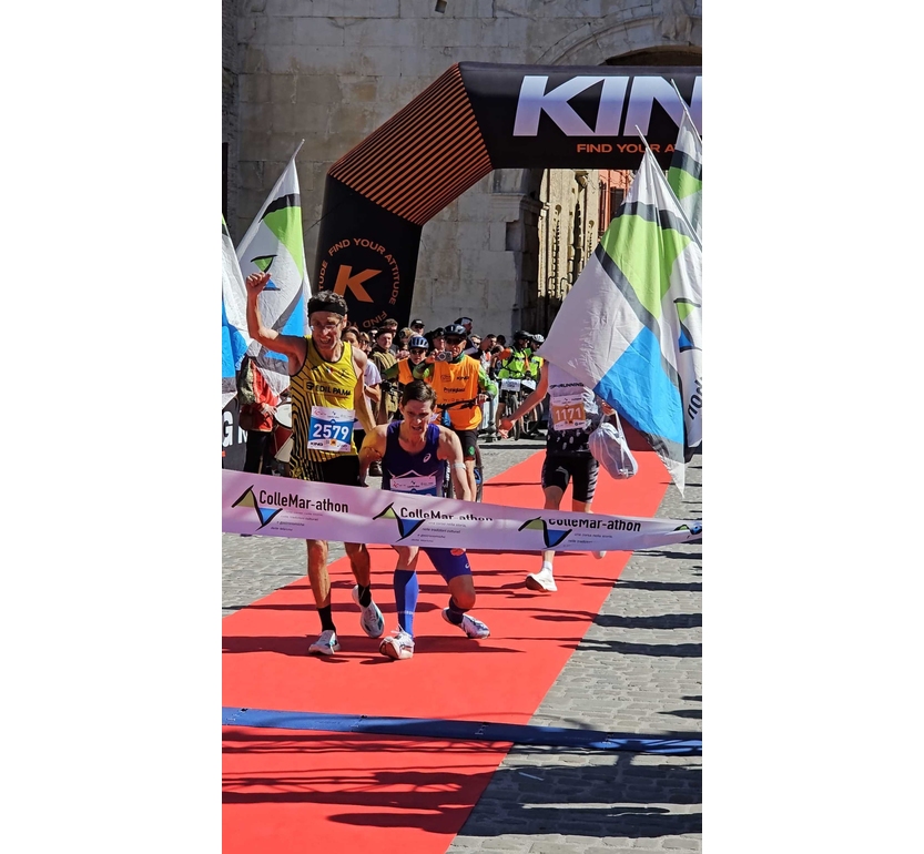 Cede prima del traguardo della maratona, il secondo lo aiuta a vincere