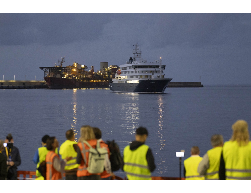 Cominciato lo sbarco dei primi passeggeri dalla nave Hondius