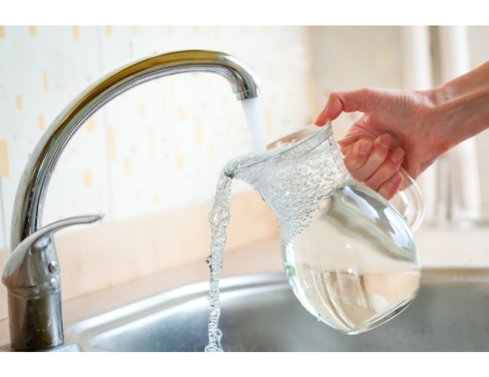 Consulta, l’acqua del rubinetto al ristorante non è un diritto
