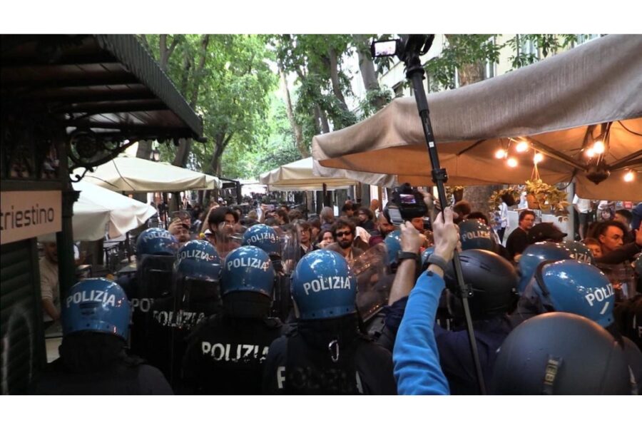 Protesta degli antagonisti. Manifestanti schierati con il saluto romano