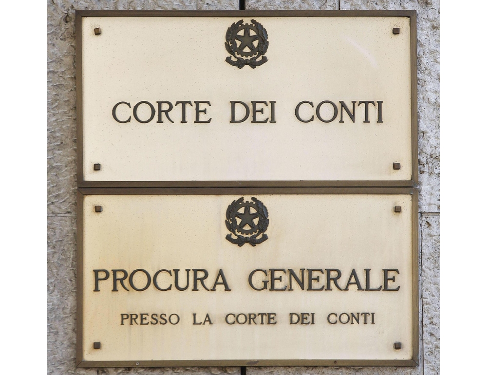 Corte dei conti, oggetti lusso e viaggi pagati con fondi per migranti