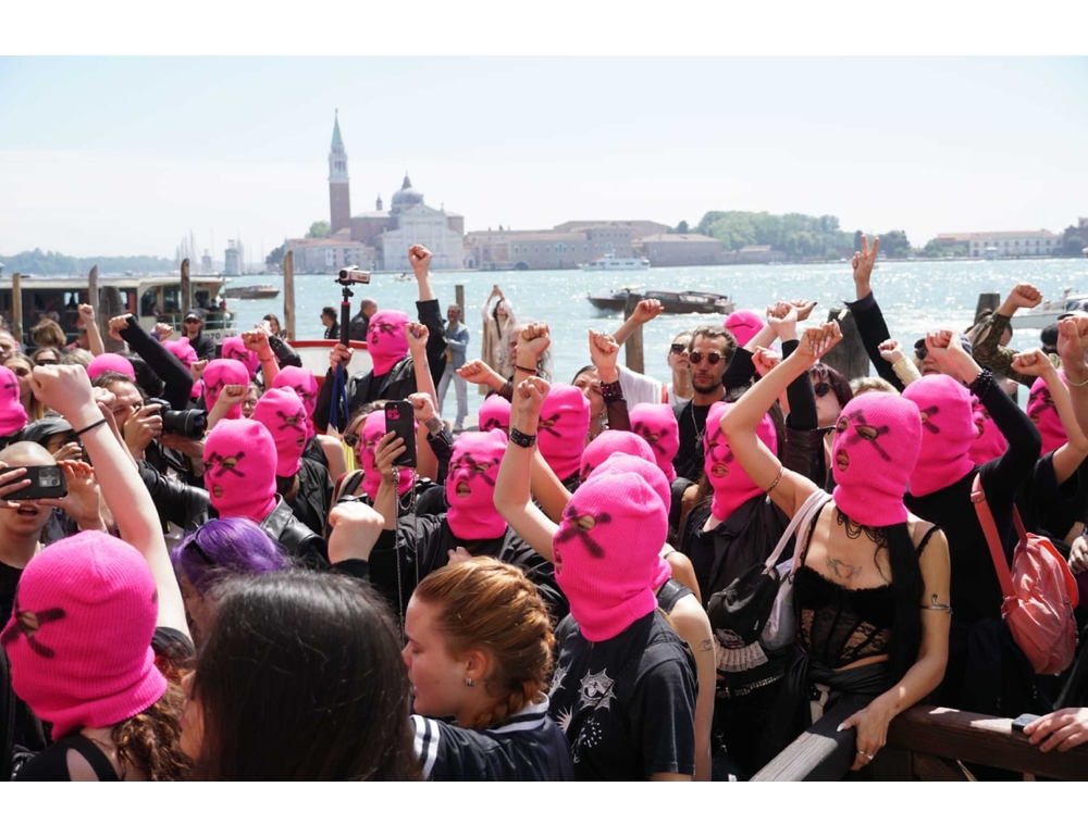 Corteo di 200 Pussy Riot davanti a sede Biennale, consegnato documento per Buttafuoco