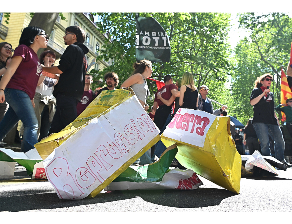 Corteo scuola a Torino, imbrattati e bruciati simboli Confindustria e riarmo