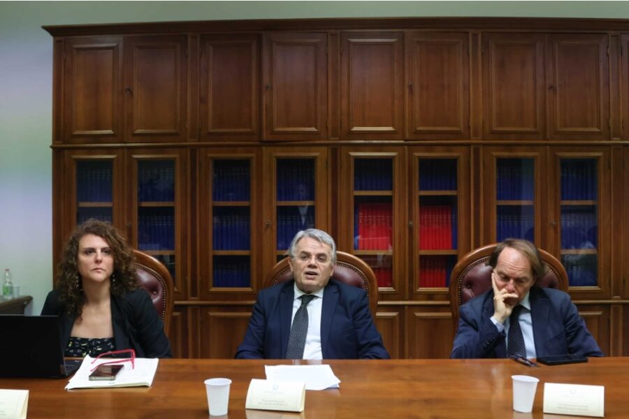 Insieme con altre sette persone