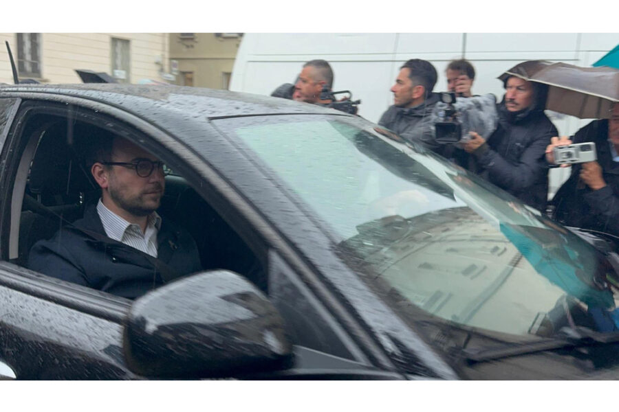 Legali in riunione per recuperare quei contenuti che il 38enne stava ascoltando