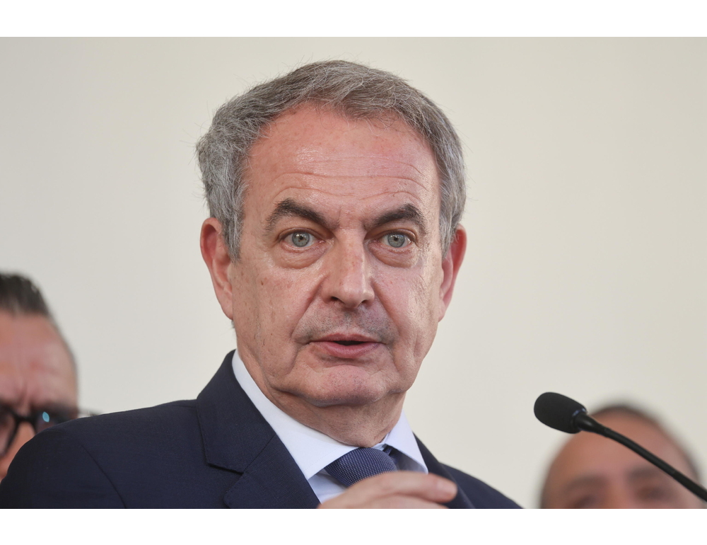 Ex premier spagnolo Zapatero indagato in salvataggio compagnia aerea
