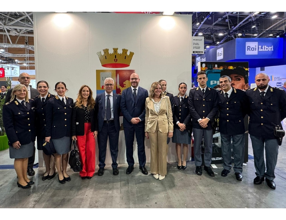 Fontana visita lo stand della polizia al Salone del Libro di Torino