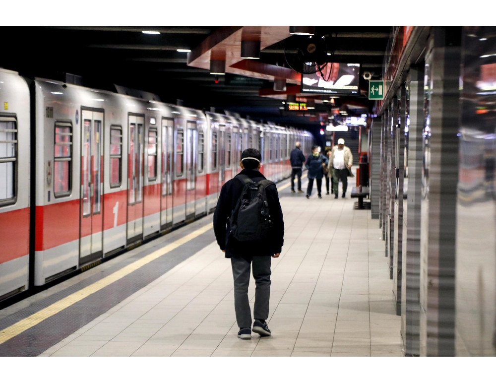 Frenata brusca della metro in centro a Milano, contusi e feriti