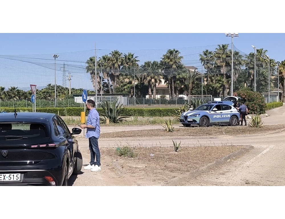 Fuggono a posto di blocco e si schiantano, muore 16enne