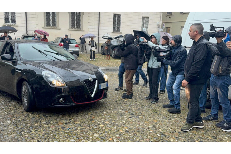 L'indagato si è allontanato in auto accompagnato dai suoi legali