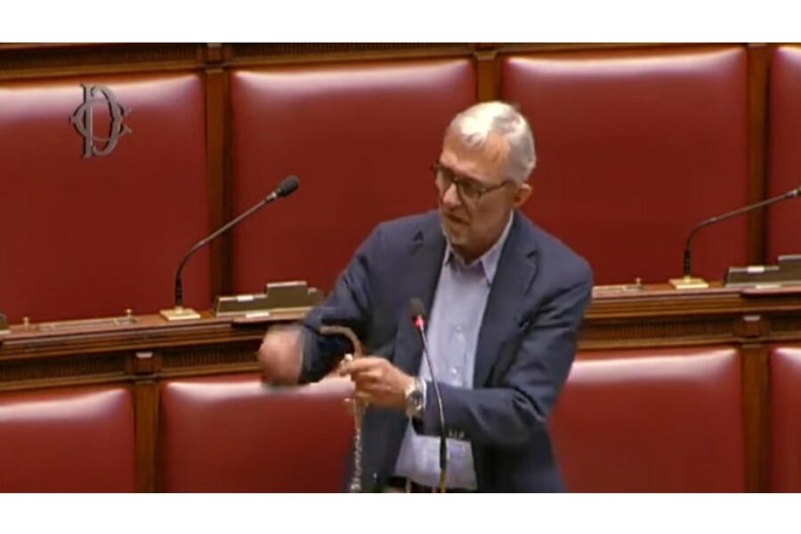 Si era incatenato. A breve terrà punto stampa a Montecitorio.
