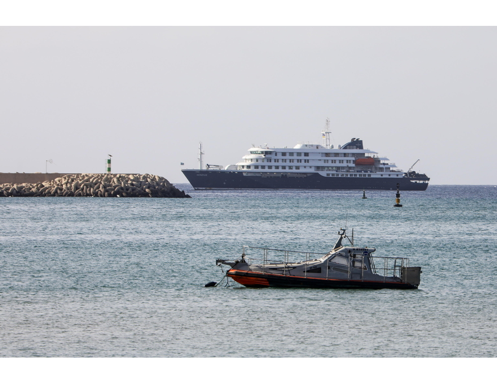 Hantavirus, la nave Hondius entrata nel porto di Granadilla a Tenerife