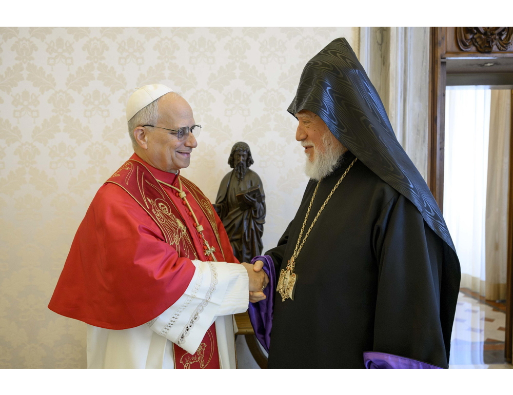 Il Papa al capo della Chiesa armena, preghiamo per la pace in Medio Oriente