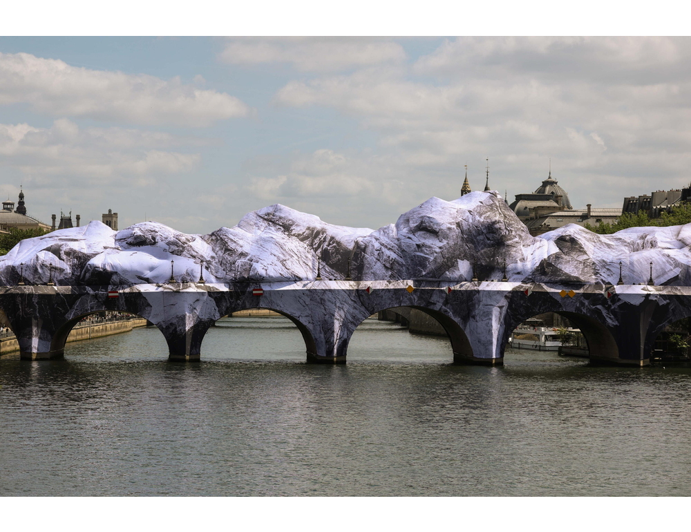 Il Pont Neuf trasformato in una grotta gonfiabile