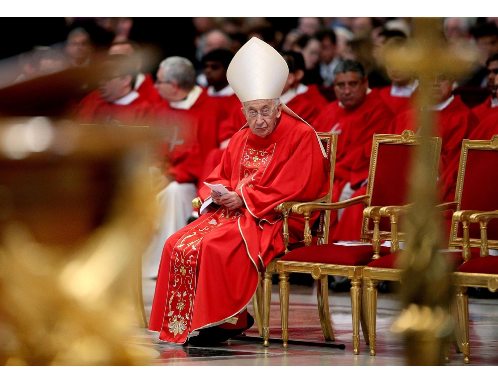 Il cardinale Ruini in condizioni critiche, è curato a casa