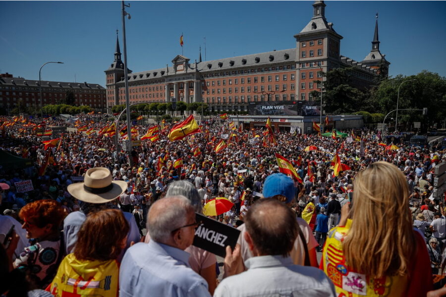 Sono sostenuti dal Pp e da Vox. Pesano le accuse di corruzione nel suo entourage