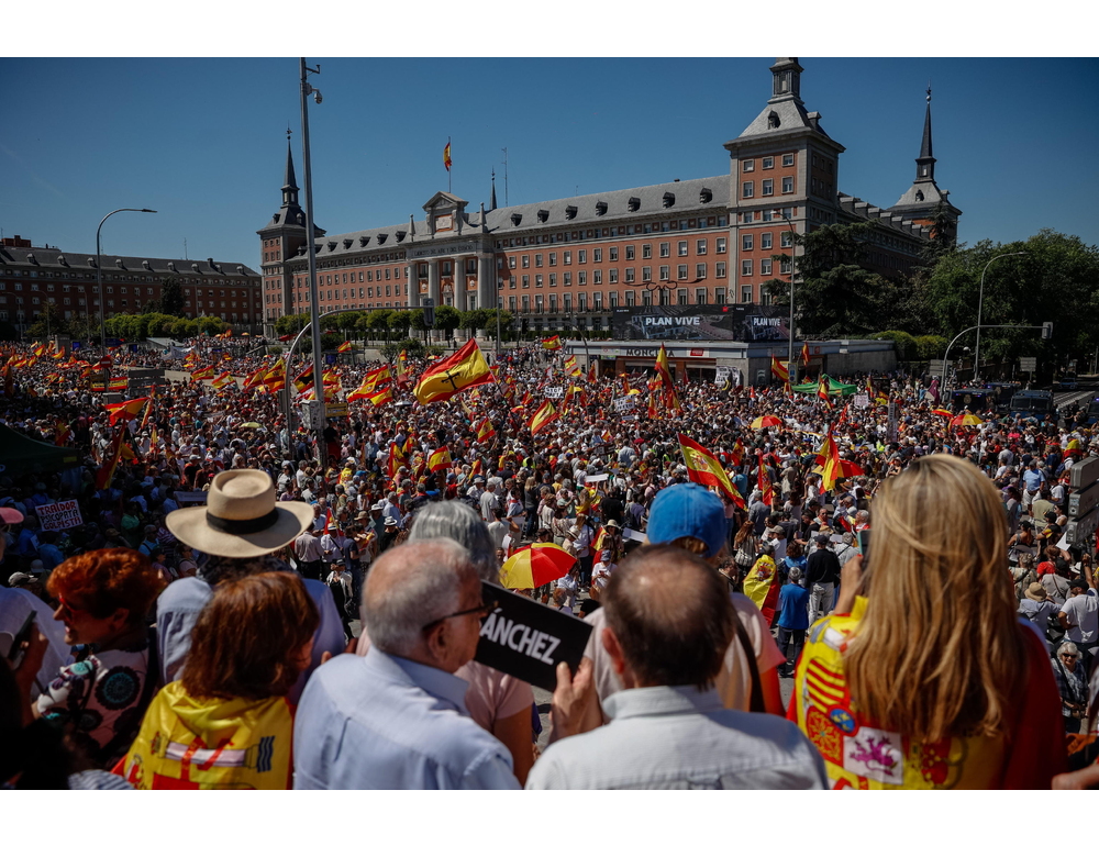 In migliaia sfilano a Madrid chiedendo le dimissioni di Sanchez
