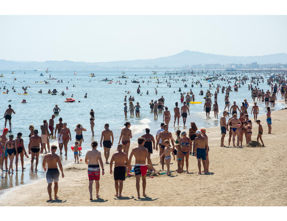 In spiaggia a Rimini stop al fumo e più ore in mare per i cani
