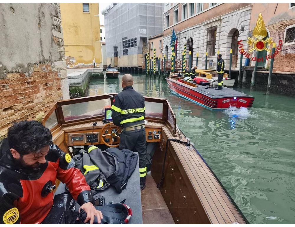 In tre finiscono in acqua a Venezia, un ventenne muore annegato