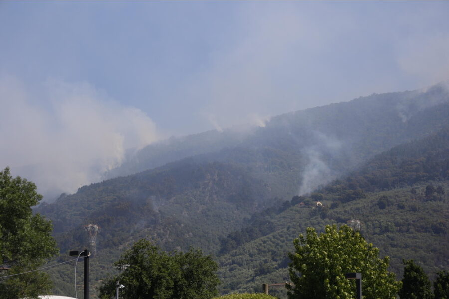 Linea del fuoco ridotta a 3 km ma era stata di oltre 20 km. Ancora Canadair in azione