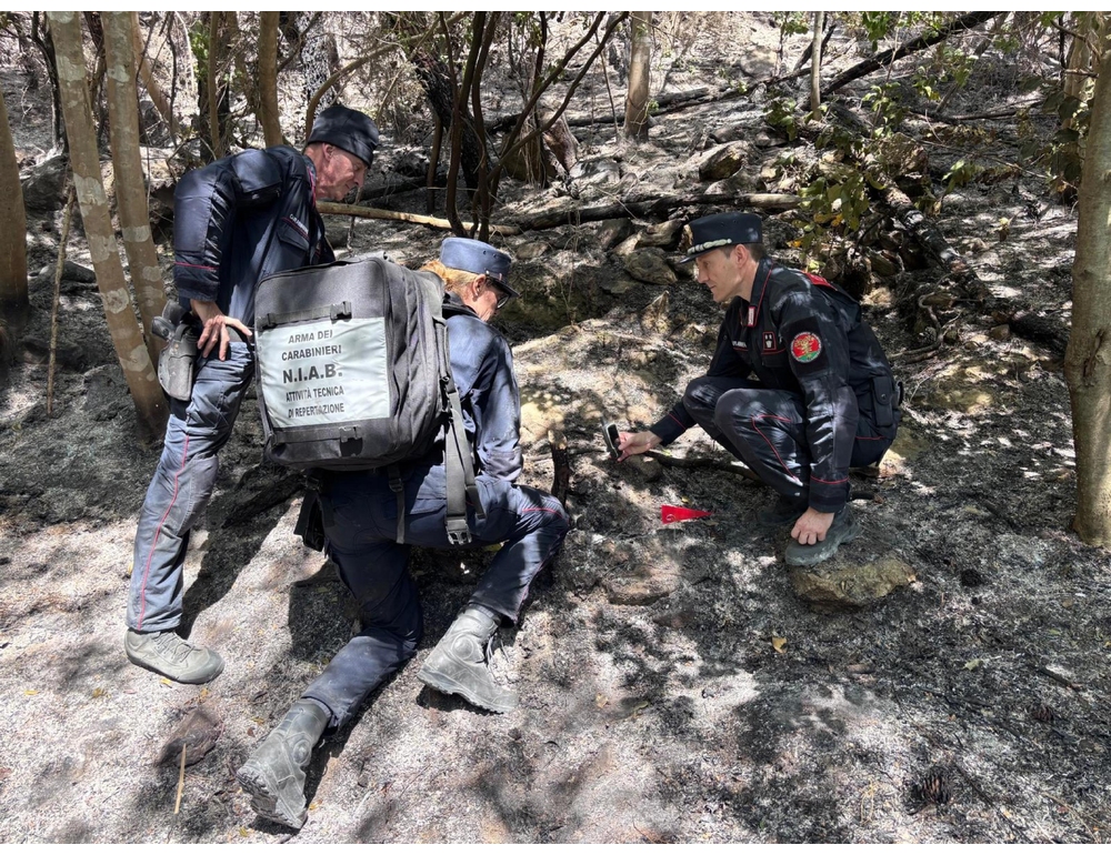 Incendio Monte Faeta, indagati 2 giardinieri bruciavano potature