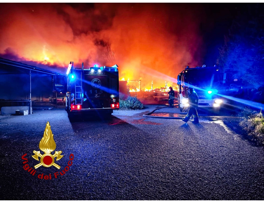 Incendio nel Torinese, in fiamme prefabbricato di Città metropolitana