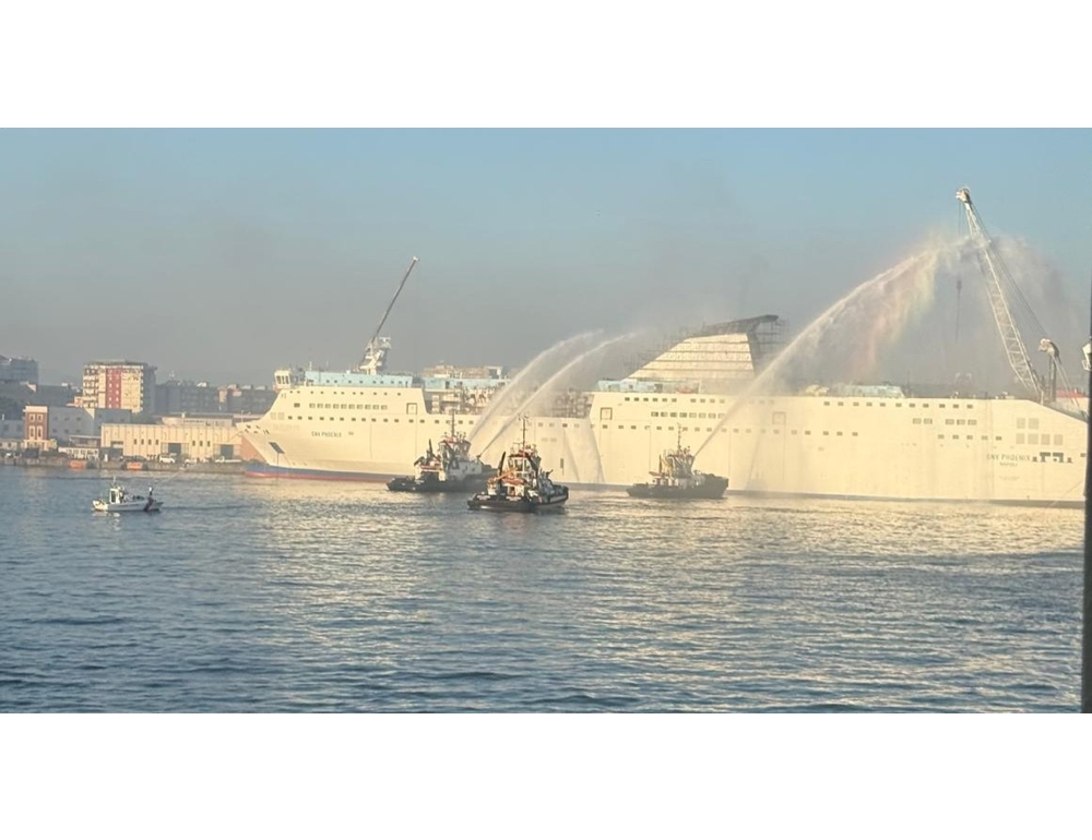 Incendio su una nave in cantiere nel porto di Napoli, nessun ferito