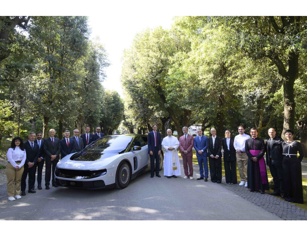 La nuova Ferrari Luce presentata a Papa Leone XIV a Castelgandolfo
