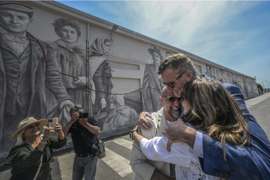 Tra emigranti ritratti da antiche foto ci sono Giovanni De Blasio e Anna Briganti