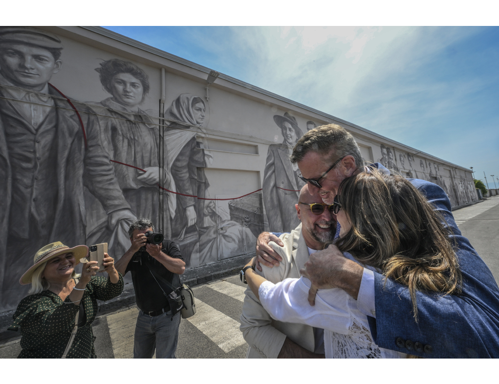 L’ex sindaco di New York De Blasio piange per volti nonni su murale a Napoli
